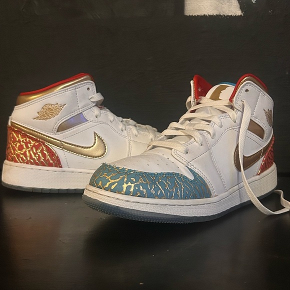 Nike White and Gold Sneakers Iconic Style - Picture 3 of 4